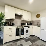 Spacious 2 Bed Flat Free Private Parking