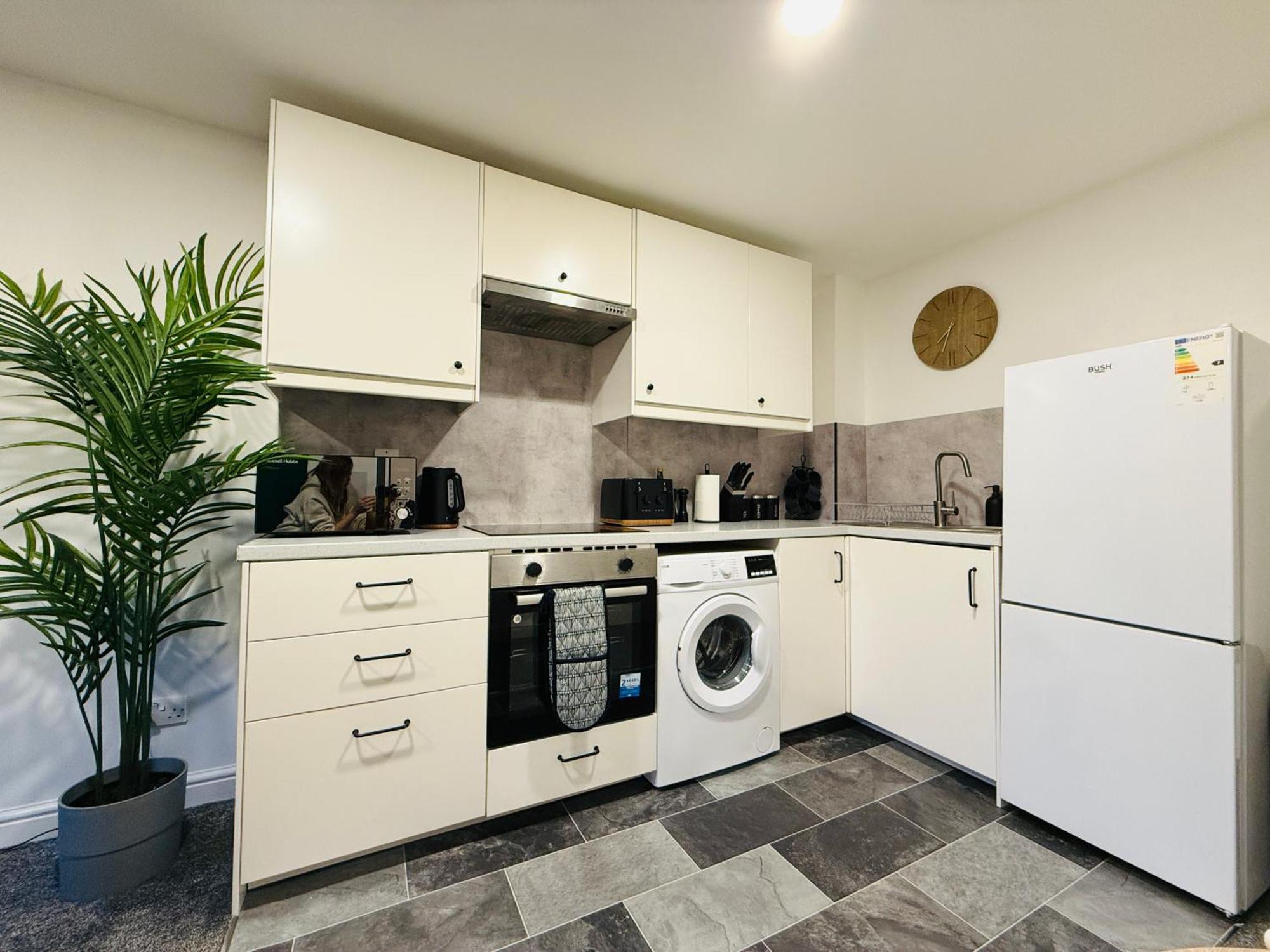 Apartment Spacious 2 Bed Flat Free Private Parking *