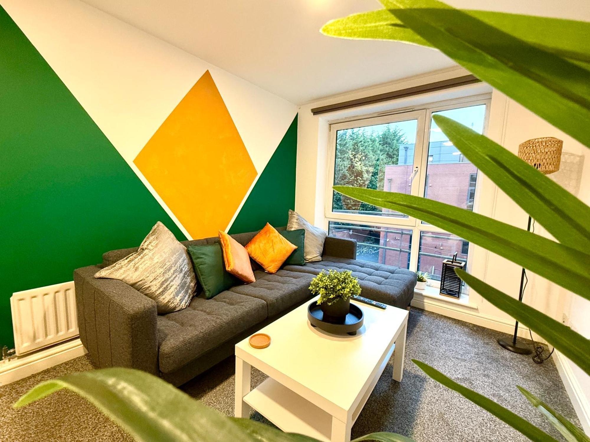 Spacious 2 Bed Flat Free Private Parking Apartment *